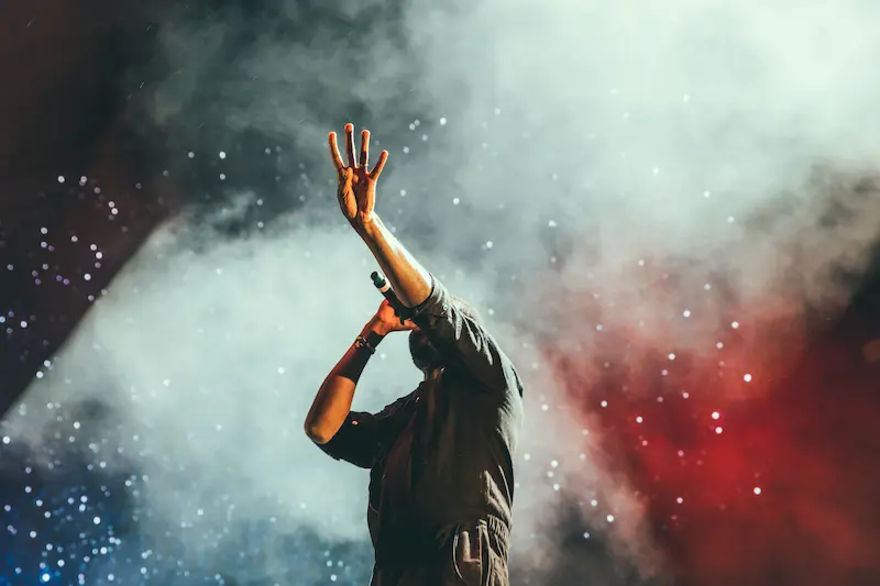 Chanteur sur scène