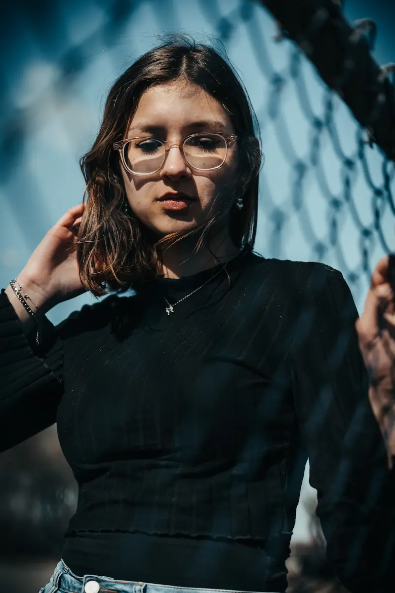 Femme cheveux au vent