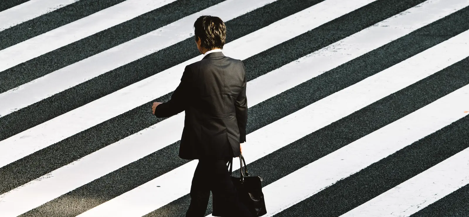 Homme traversant un passage piéton
